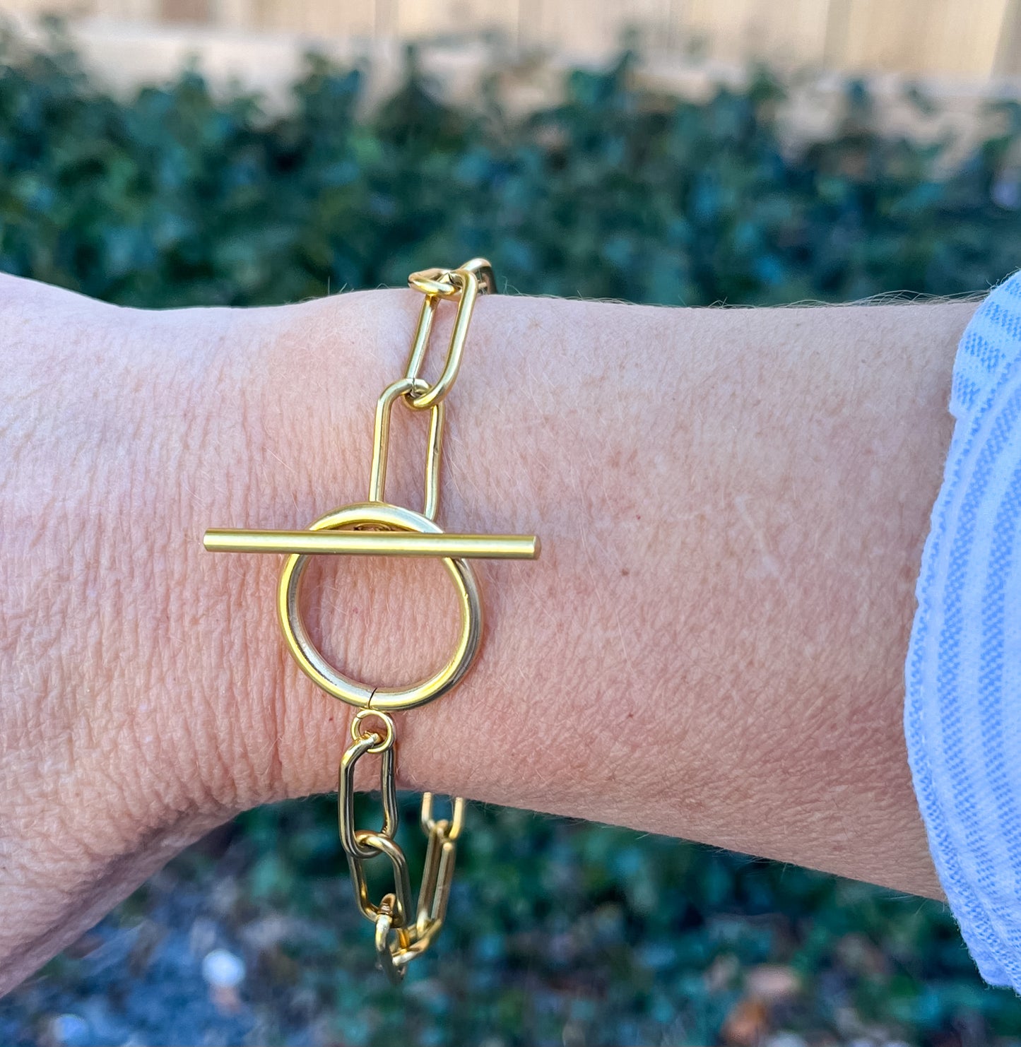 Paperclip Circle and Bar Clasp Gold-Plated Bracelet